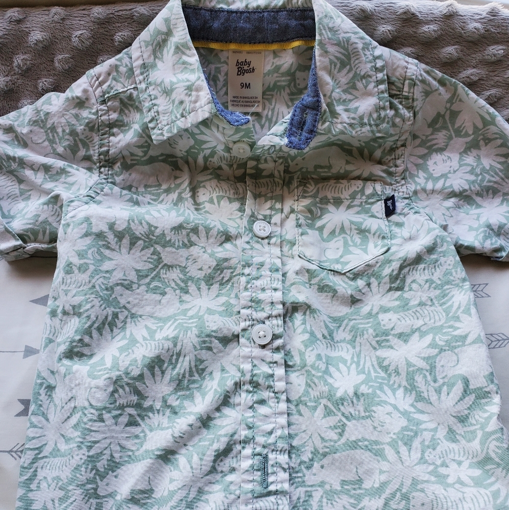 Hawaiian style shirt sleeve shirt